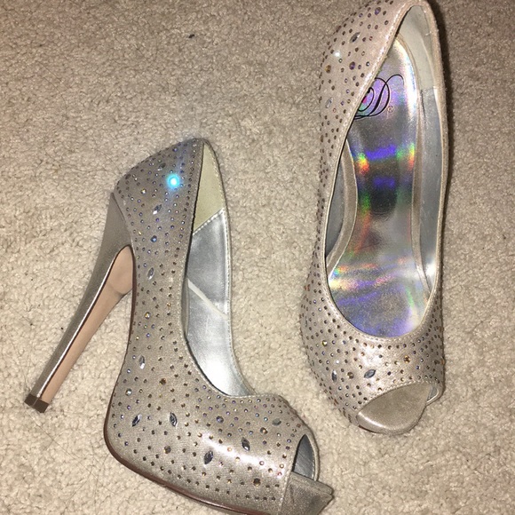 Shoes - Silver crystal rhinestones platform pumps sz 7
